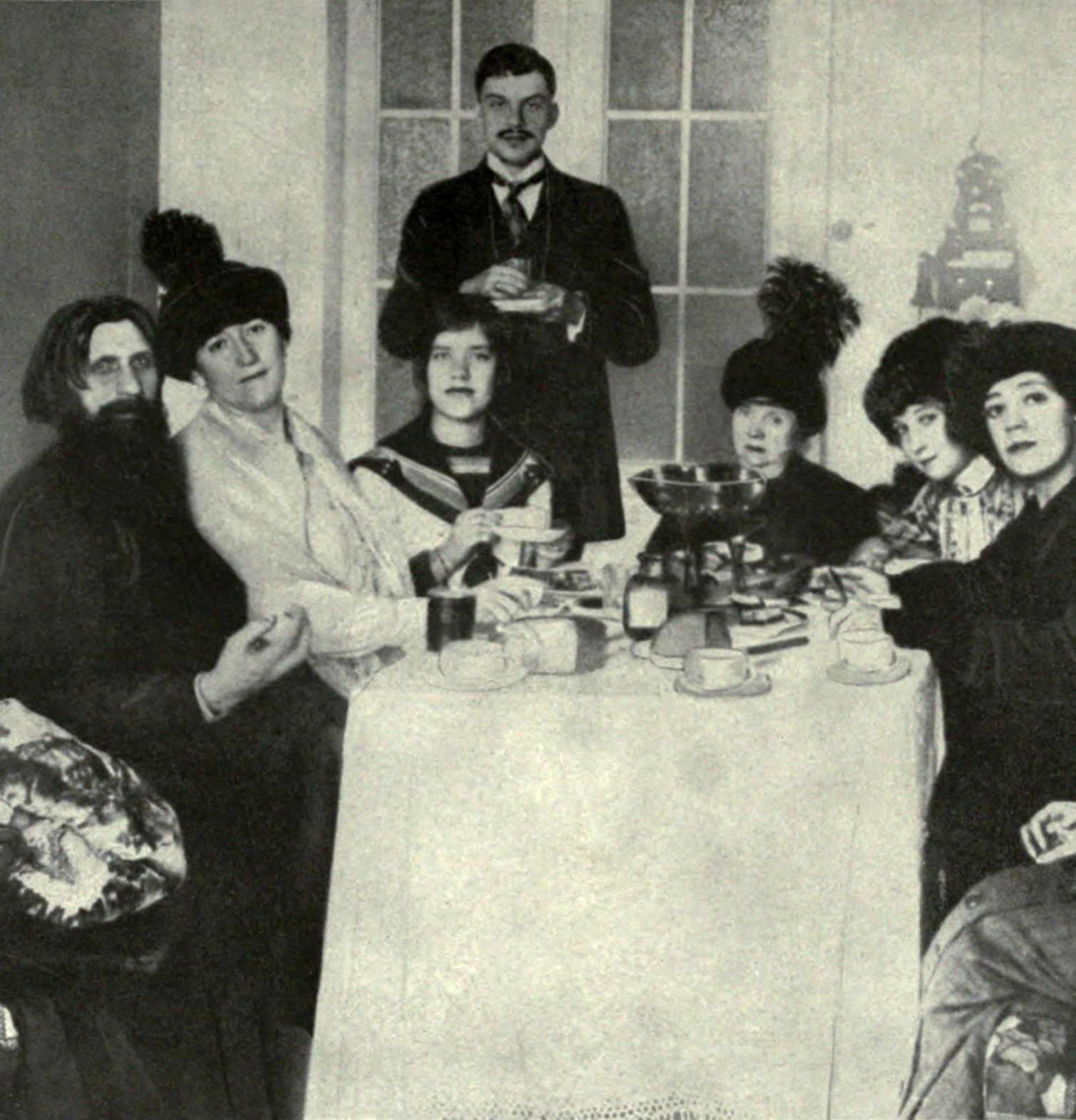 Rasputin omgiven av kvinnor